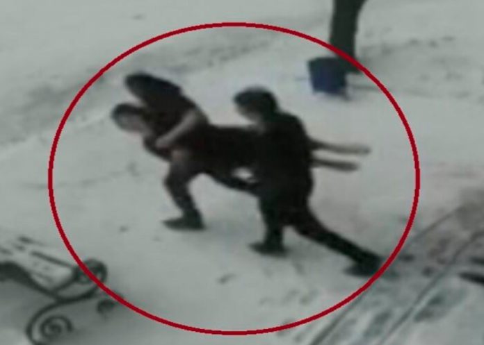 1 Un maje secuestro a una chavala después de que ella lo