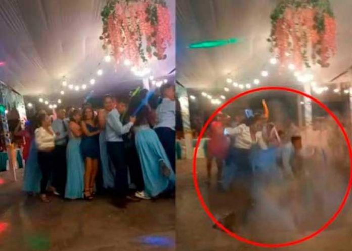 1 Bailaban durante su graduación cuando la tierra se los tragó (Video)