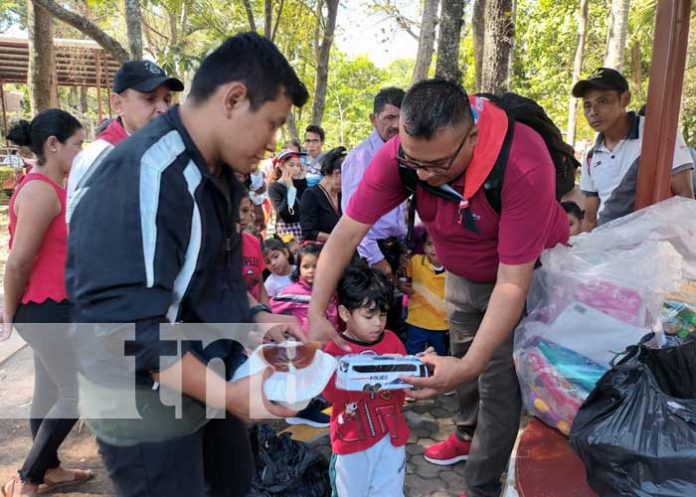 En barrios y comunidades los niños de Matagalpa celebran la navidad