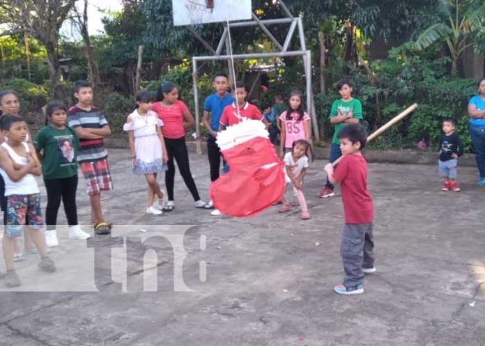 1 Niños de la Isla de Ometepe, disfrutan de piñatas navideñas