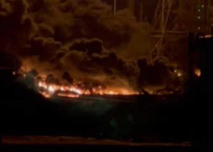Venezuela: Bomberos logran controlar voraz incendio en refinería