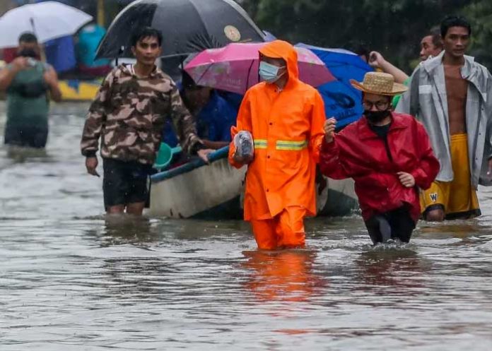 1 Dantescas inundaciones en Filipinas dejan 13 muertos