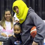 Bad Bunny lleva alegría a niños de Puerto Rico Bad Bunny lleva alegría a niños de Puerto Rico