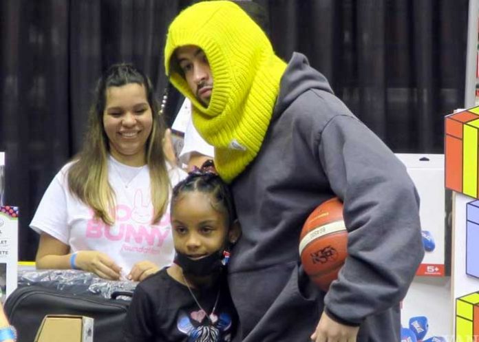 Bad Bunny lleva alegría a niños de Puerto Rico