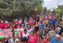 Foto: Granada celebra en familia una alegre caminata / TN8