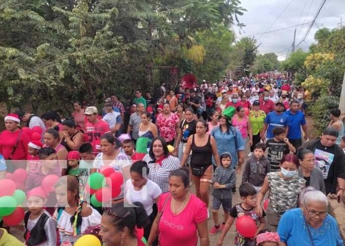 Foto: Granada celebra en familia una alegre caminata / TN8