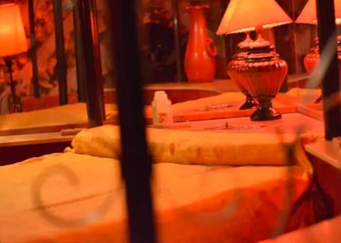 Hotel amenaza a pareja con filtrar video íntimo por robarse las sábanas