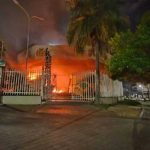 Manifestantes incendian edificios públicos en Bolivia Manifestantes incendian edificios públicos en Bolivia