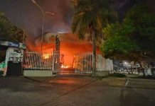 Manifestantes incendian edificios públicos en Bolivia Manifestantes incendian edificios públicos en Bolivia