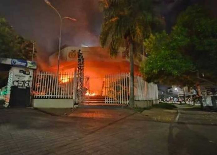 Manifestantes incendian edificios públicos en Bolivia
