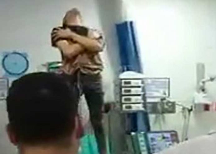 1 Muestran video de un joven con supuesta posesión demoniaca en hospital