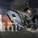 Foto: Furgón que transportaba algodón termina volcado en la intersección a la Cuesta El Plomo / TN8