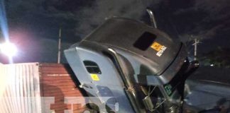 Foto: Furgón que transportaba algodón termina volcado en la intersección a la Cuesta El Plomo / TN8