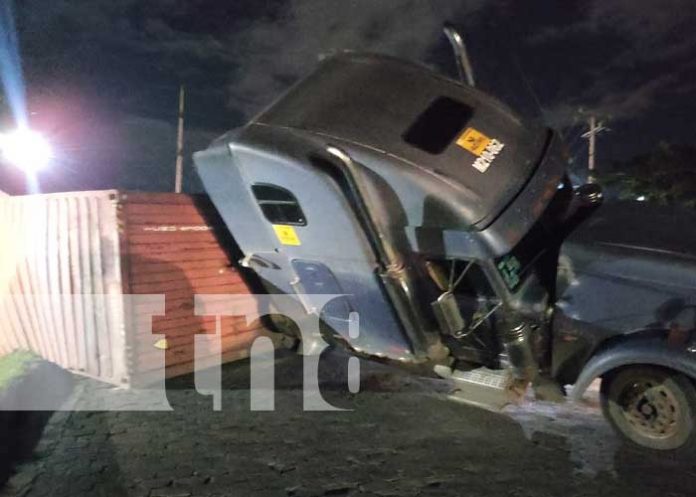 Foto: Furgón que transportaba algodón termina volcado en la intersección a la Cuesta El Plomo / TN8