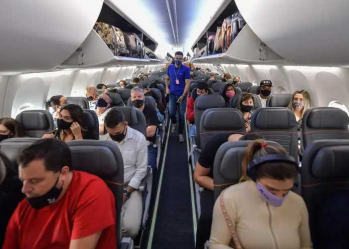 Video: Pasajeros se dan tremenda golpiza a bordo de un avión