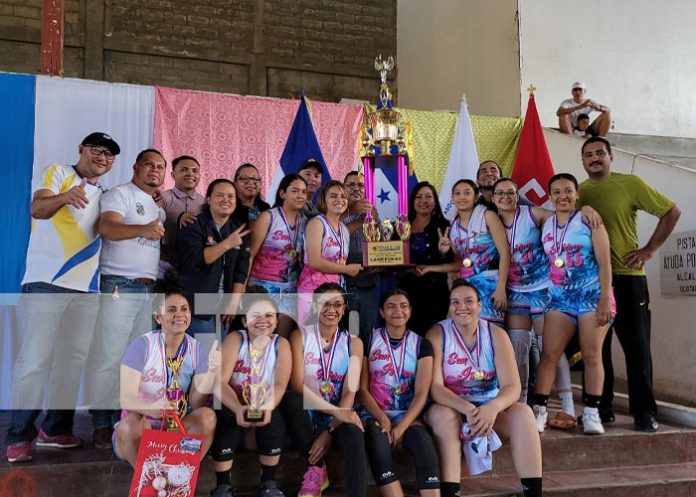 Medallas y trofeos para ganadoras de San Isidro 