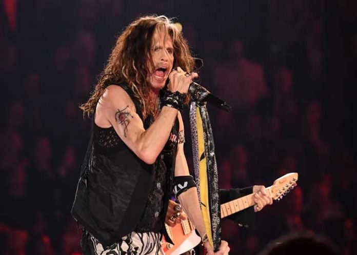 1 Steven Tyler, cantante de Aerosmith, es acusado por abusar de una menor