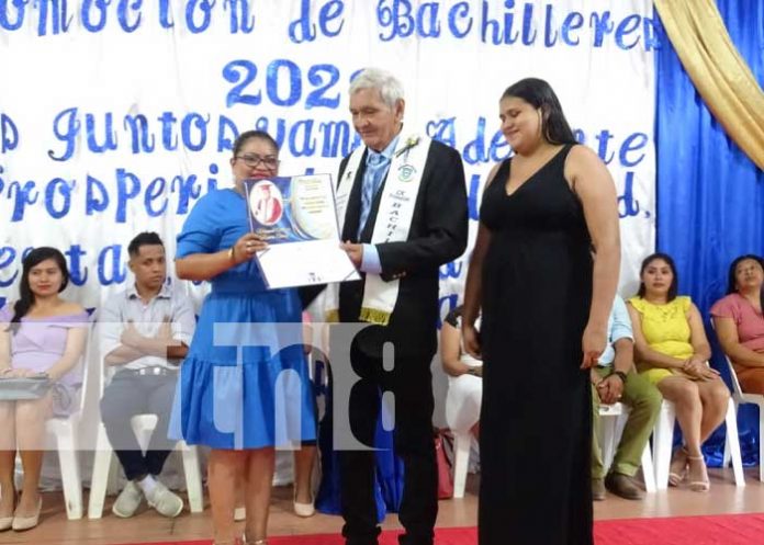 Nunca es tarde: Ancianito de 79 años logra su bachillerato en Nandasmo
