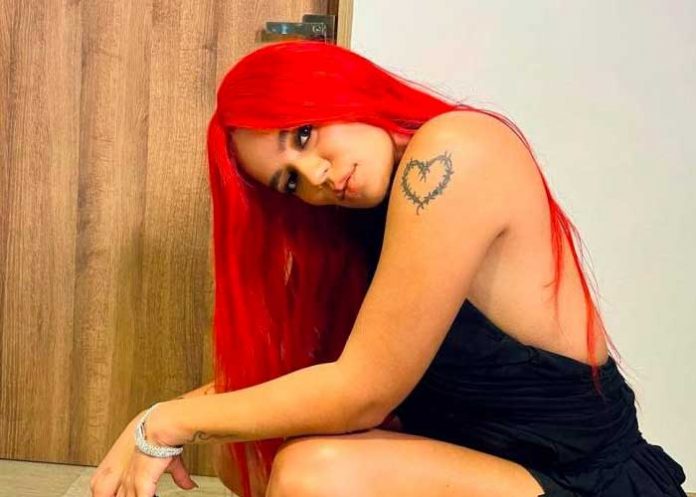 Mostrando sus “pechonalidades”, Karol G despide el 2022