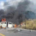 Choque brutal entre dos vehículos deja una familia calcinada en México Familia completa muere calcinada en México