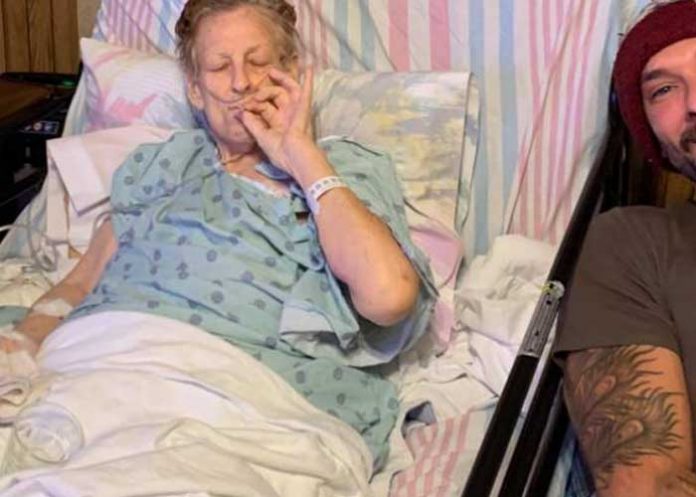 Abuela desahuciada decide fumar un “churro” con su nieto antes de morir