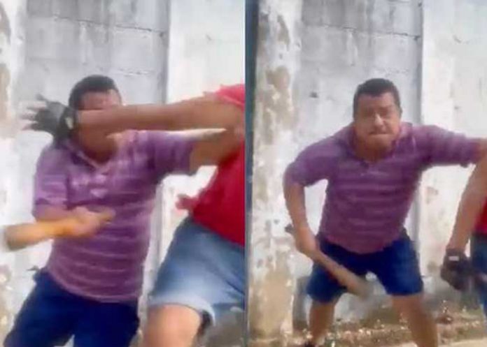 ¡Frito papá! Descubrió a su hija con novio y lo golpea con un bate (VIDEO)