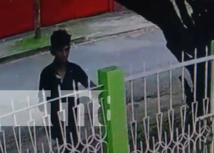 Ladrón hace de las suyas al robar retrovisores de una moto en Villa Flor Sur, Managua