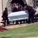 ¡Qué cantiada! Ataúd se desfonda y el «muertito» sale rodando ¡Qué cantiada! Ataúd se desfonda y el "muertito" sale rodando