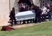 ¡Qué cantiada! Ataúd se desfonda y el «muertito» sale rodando ¡Qué cantiada! Ataúd se desfonda y el "muertito" sale rodando
