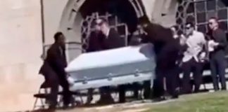 ¡Qué cantiada! Ataúd se desfonda y el "muertito" sale rodando