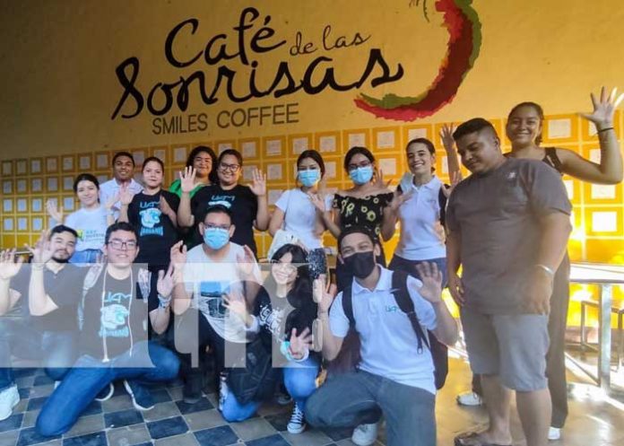 Foto: Intercambio de experiencias de universitarios con jóvenes sordos , en Granada/ TN8