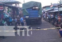Jugaba dentro de una caja cuando un camión le pasó encima en el Caribe Sur Jugaba dentro de una caja cuando un camión le pasó encima en el Caribe Sur