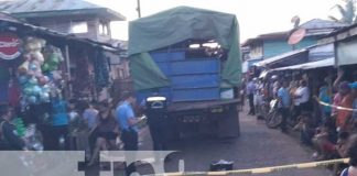 Jugaba dentro de una caja cuando un camión le pasó encima en el Caribe Sur