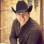 Critican a Julión Álvarez por aparecer totalmente ebrio en concierto