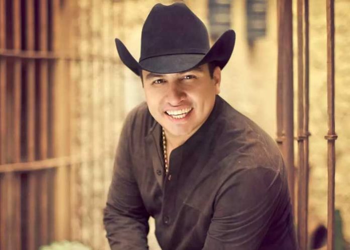 2 Critican a Julión Álvarez por aparecer totalmente ebrio en concierto