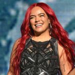¿Qué pasó parce? Karol G casi “deja los dientes” en el suelo en concierto