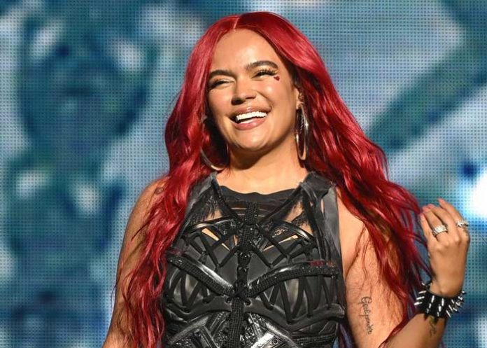 ¿Qué pasó parce? Karol G casi “deja los dientes” en el suelo en concierto