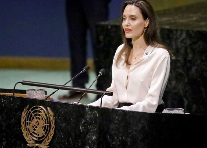 2 Luego de 21 años de servicio, Angelina Jolie se retira de ACNUR