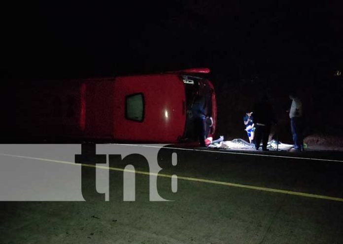 2 Un bus con ruta El Salvador-Managua sufre un accidente