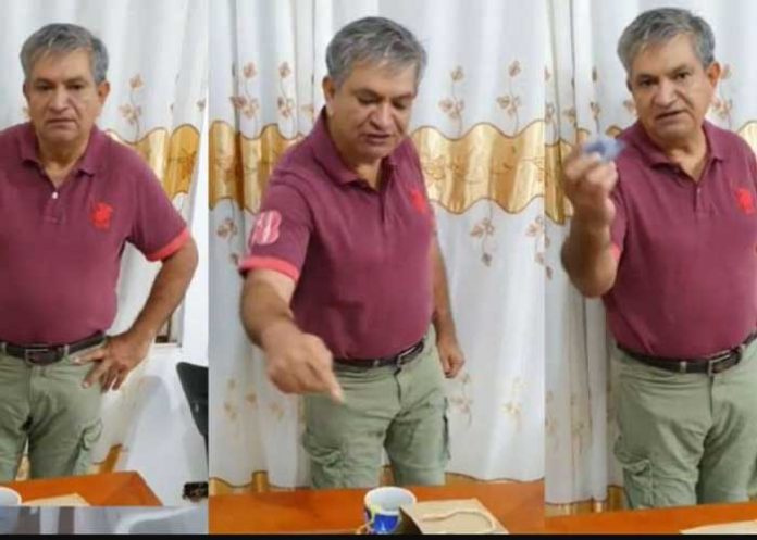 ¿Es broma? Hombre recibe taza en 