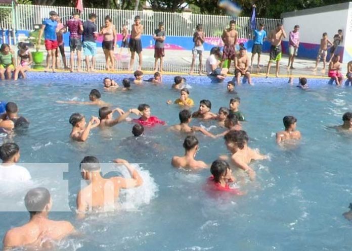 Las familias se recrean al disfrutar de las ricas piscinas de Xilonem