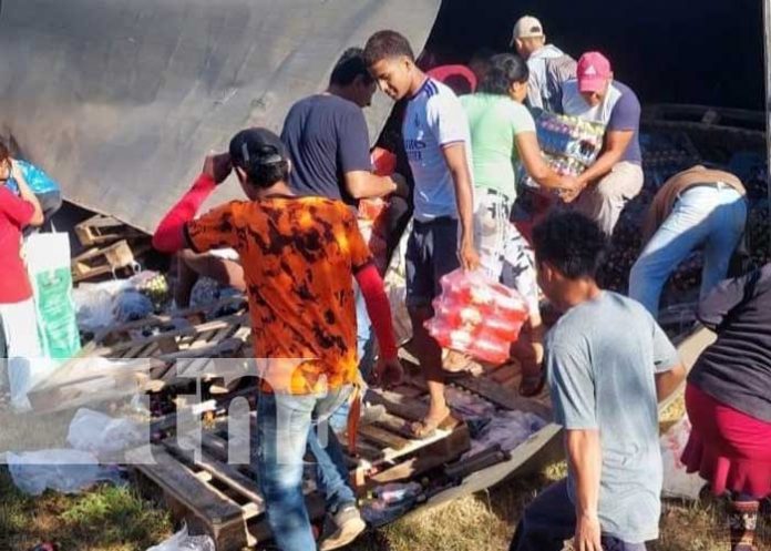 2 Foto: Foto: Vuelco de camión deja cuantiosos daños materiales en Chinandega / TN8