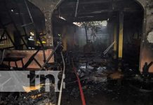 Incendio deja a ciudadano sin carro y sin casa en Granada