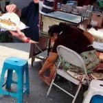 ¡De queso por favor! Vendedora de repochetas es captada limpiándose los pies Captan a mujer limpiándose los pies en puesto de quesadillas