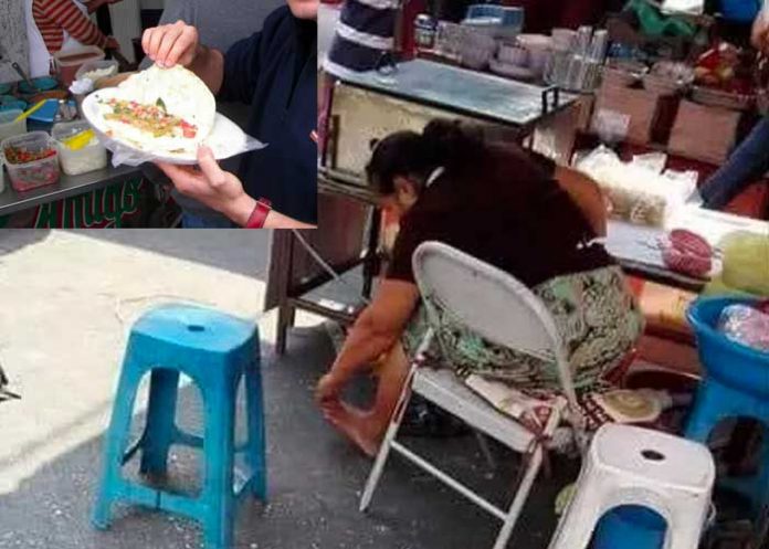 Captan a mujer limpiándose los pies en puesto de quesadillas