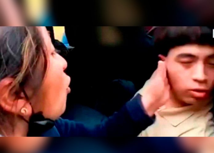 ¡Tome para que respete! Madre cachetea a su hijo ladrón en Perú
