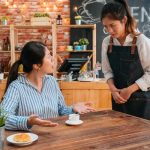 Armó el «bonche»: Quería que la atendieran cuando el local estaba cerrando Furiosa mujer arremete contra local de cafetería