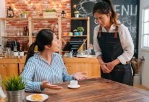 Armó el «bonche»: Quería que la atendieran cuando el local estaba cerrando Furiosa mujer arremete contra local de cafetería