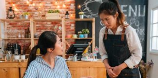 Furiosa mujer arremete contra local de cafetería