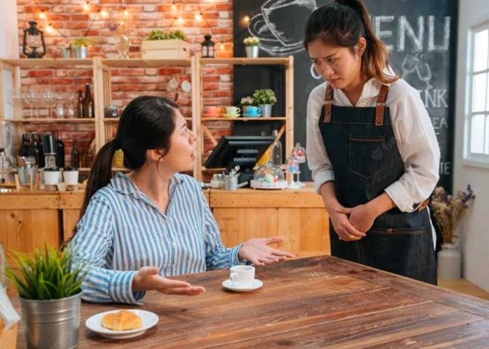 Furiosa mujer arremete contra local de cafetería